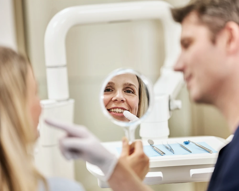 Dr. Kalkreuter klärt Patientin zur Lippenbandplastik auf.