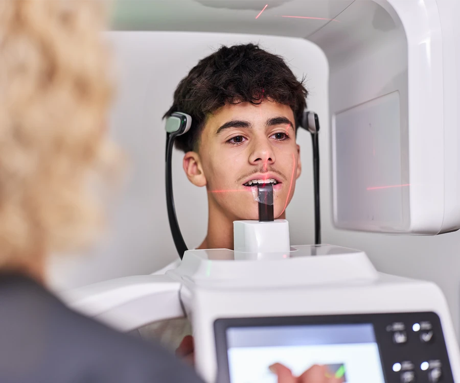 Patient beim 3-D Röntgen.