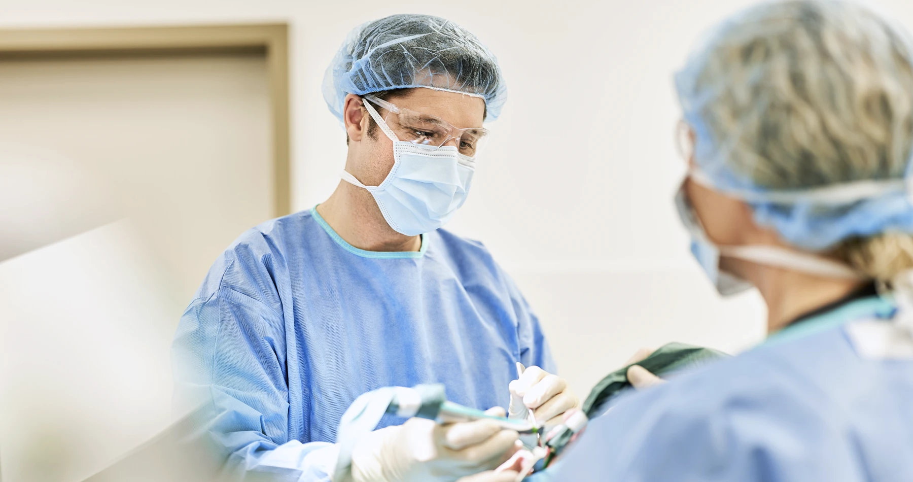 Dr. Kalkreuter bei der Zahntransplantation.