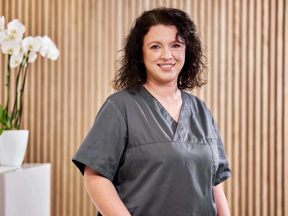 Portrait von Frau Berisha, Raumpflegerin, Portrait von Frau Berisha, Raumpflegerin