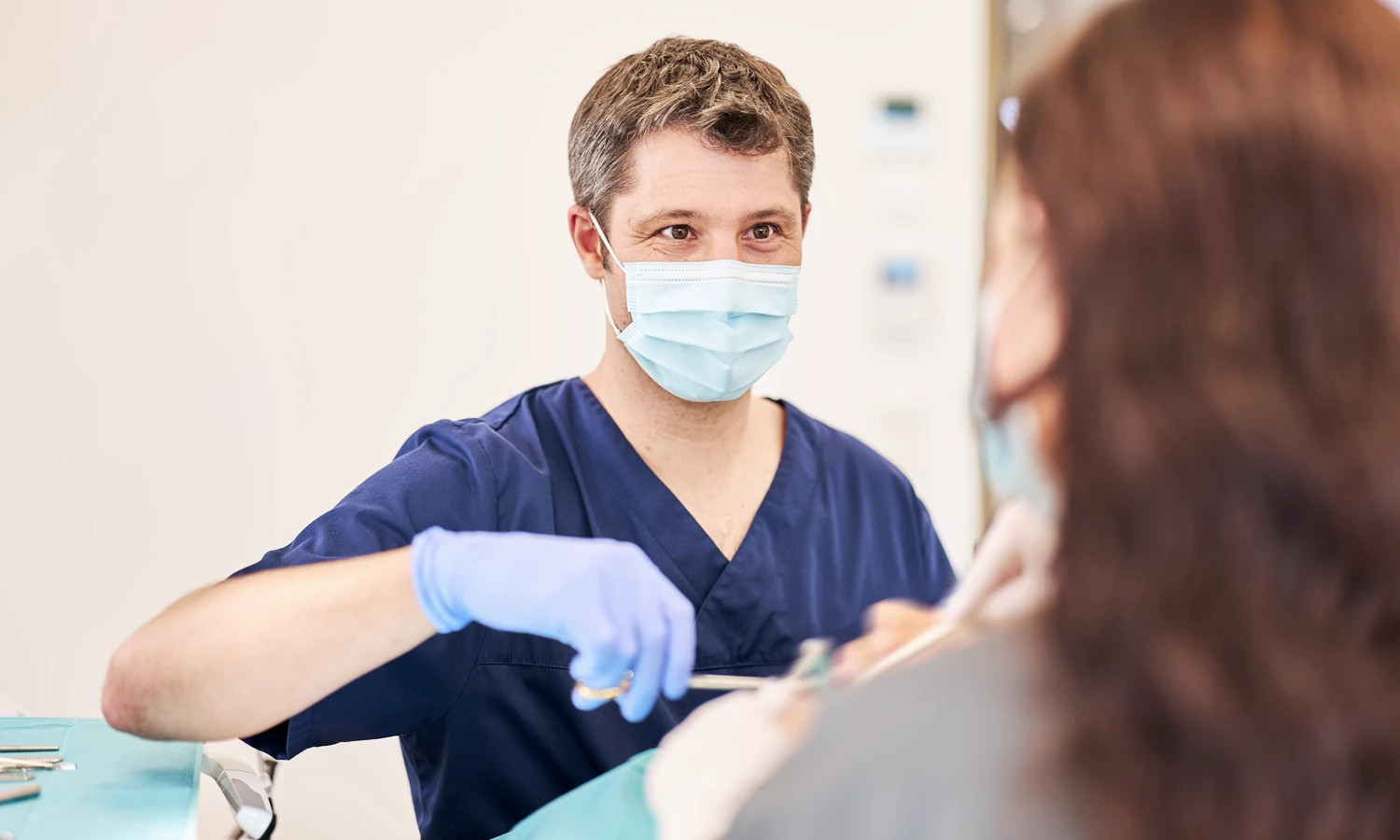 Dr. Kalkreuter in Behandlung mit Assistentin