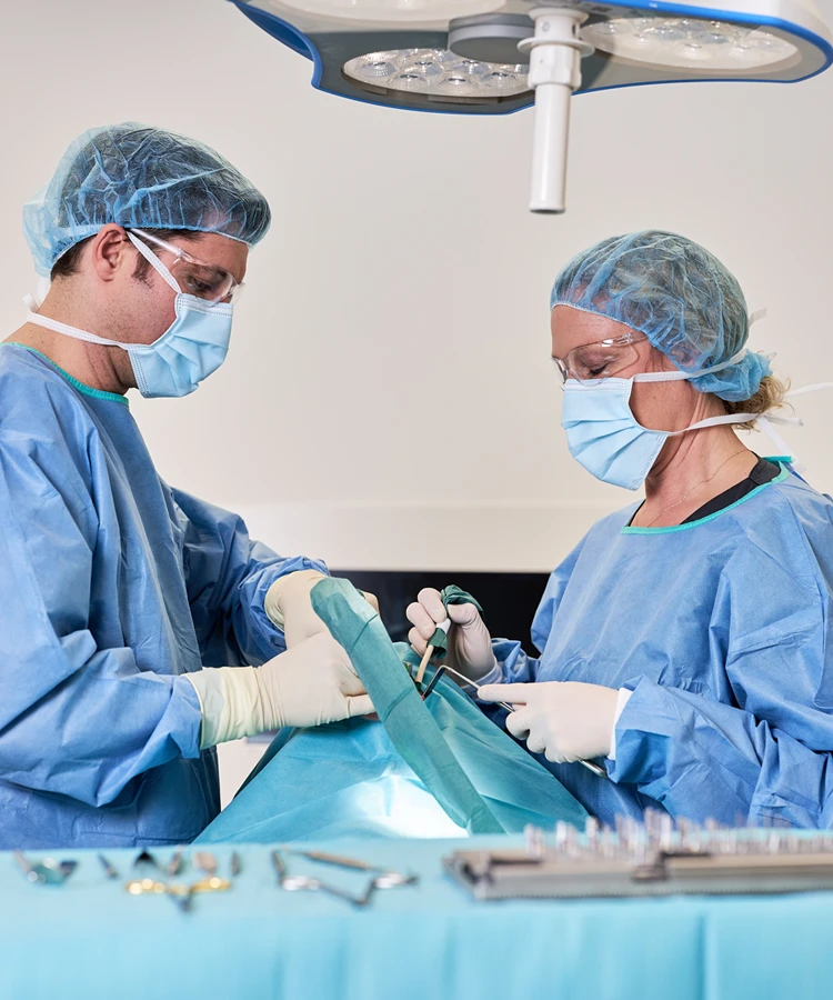 Dr. Kalkreuter mit Assistentin bei operativen Eingriff